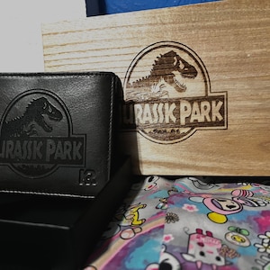 Caja de regalo de madera de Jp Jurassic Park con billetera opcional