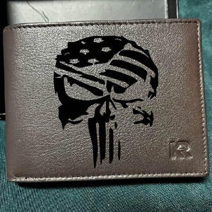 Cartera de cuero grabada con calavera de jugador castigada de EE. UU.