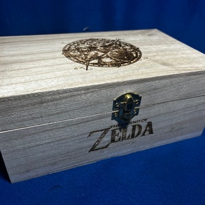 Caja de regalo de madera con eslabones triangulares grabados