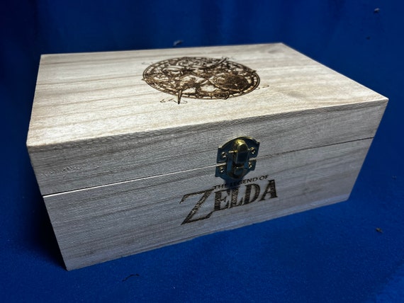 Engraved triangle link wooden gift box