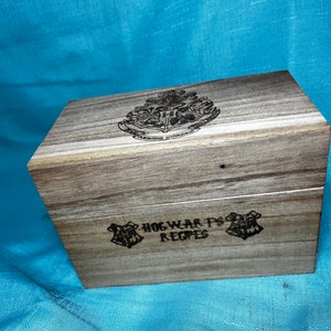 Scatola regalo in legno con ricette incise per maghi