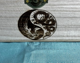 龍と鳳凰の彫刻入り木製記念品ボックス | ファンタジーコレクション