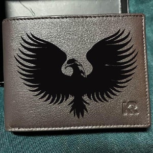 Cartera de hombre de piel grabada con águila negra
