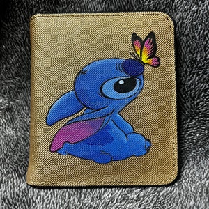 Cartera compacta para mujer de piel dorada grabada con puntada y mariposa
