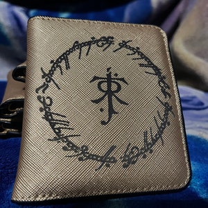 Cartera compacta para mujer de cuero dorado grabado con el Señor de los Anillos de la Tierra Media