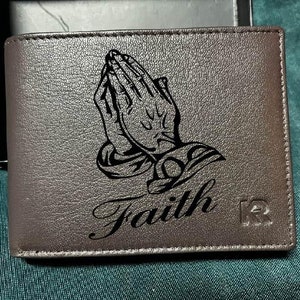 Cartera de cuero grabada con manos en oración y oración a Dios para hombre