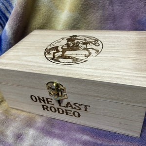 Kuhschleife ein letztes Rodeo Geschenkbox aus Holz graviert