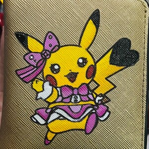 Elige tu personaje Cartera compacta para mujer de piel dorada grabada/pintada
