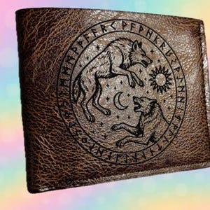 Cartera de cuero personalizada para hombre con diseño nórdico de lobos Hati y Skoll. Cartera plegable con grabado personalizado. Regalo para esposo, novio, padrinos de boda y papá.