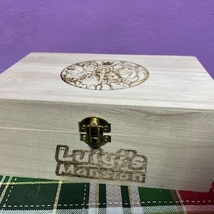 Engraved mansion wooden gift box