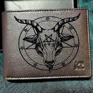 Cartera de hombre de cuero grabado con Baphomet