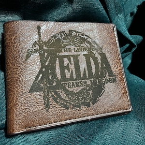 Cartera de cuero grabada con lágrimas y el logo del reino