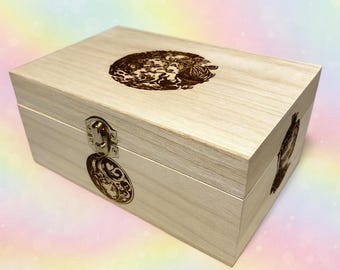 アンティークな手彫りの中国龍の大型木箱。細部までこだわった彫刻が施