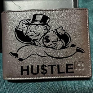 Cartera de cuero grabado para hombre, estilo monopoly, con el logo de Hustle Banker