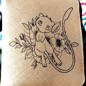 Cartera compacta para mujer de piel dorada con grabado floral Mew
