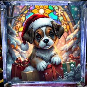 Puede incluir: Ilustración digital de un cachorro con un gorro de Papá Noel, rodeado de regalos envueltos. El cachorro tiene pelaje marrón y blanco y ojos grandes y expresivos. El fondo presenta una vidriera y árboles cubiertos de nieve, creando una escena festiva navideña.