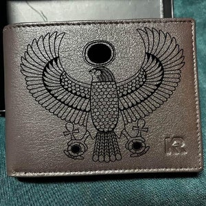 Carteira egípcia Horus em couro gravado
