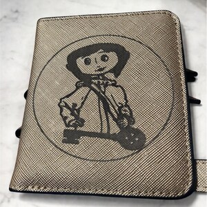 Cartera compacta para mujer en piel dorada grabada Coraline