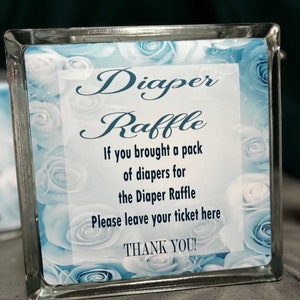 Décoration de fête dans un bocal en verre à billets floraux roses bleues pour couches avec cartes de tombola. Cube en verre à mémoire de forme pour baby shower, 7 x 7 pouces