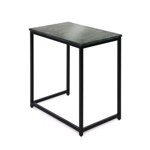 Könnte beinhalten: Ein kleiner Beistelltisch mit einer grünen Marmorplatte und einem schwarzen Metallgestell. Der Tisch hat eine rechteckige Platte und ein schlichtes, modernes Design.