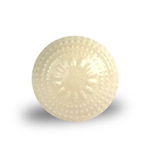 Könnte beinhalten: Ein weißer Keramik-Knopf mit einem strukturierten, erhabenen Design. Der Knopf hat eine runde Form und eine leicht erhöhte Mitte.