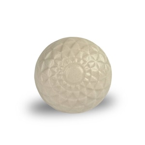 Könnte beinhalten: Eine beige Keramik-Kugel mit einem geometrischen Muster. Das Muster ist ein sich wiederholendes Design aus Sternen und Kreisen.