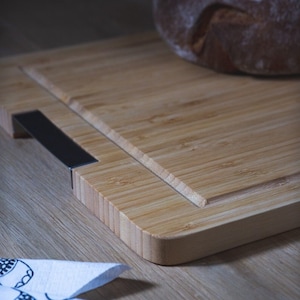 Cutting board with handle