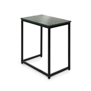 Könnte beinhalten: Ein Tisch mit schwarzem Metallgestell und grüner Marmorplatte. Der Tisch hat ein schlichtes rechteckiges Design und ist perfekt für einen kleinen Raum.