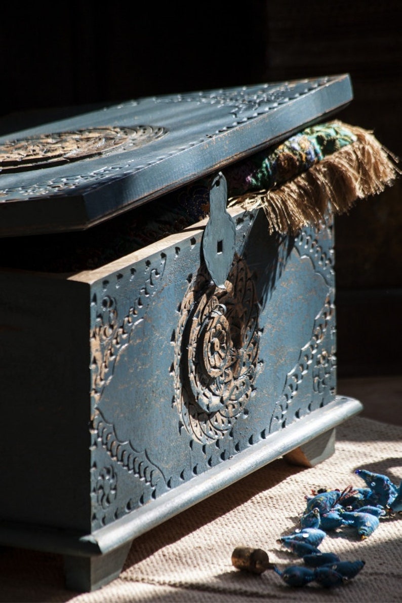 'Jaquard' chest image 2