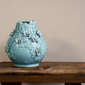 Vase 'Thunbergia' mit handmodellierten Blüten