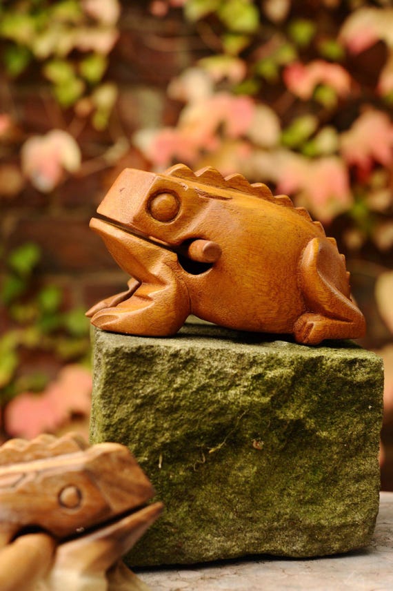 Klangfrosch aus 'Albesia'-Holz