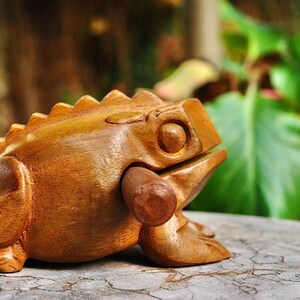 Sound frog made of 'Albesia' wood image 6