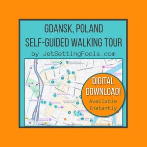 Könnte beinhalten: Eine digitale Karte von Danzig, Polen, für eine selbstgeführte Wanderung. Die Karte befindet sich in einem türkisfarbenen Rahmen mit dem Text "GDANSK, POLAND SELF-GUIDED WALKING TOUR by JetSettingFools.com." Eine kreisförmige orangefarbene Grafik sagt "DIGITAL DOWNLOAD! Sofort verfügbar."