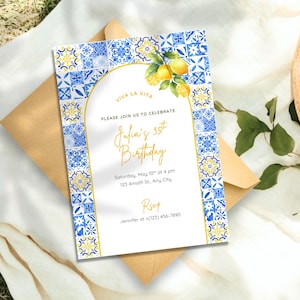 Puede incluir: Una invitación de cumpleaños con un diseño de azulejos azules y amarillos, limones y el texto "Viva La Vita". La invitación incluye el nombre "Julia", la edad "35" y los detalles del evento. Sobre fondo blanco.