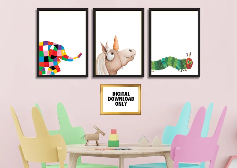 Puede incluir: Tres impresiones art&iacute;sticas enmarcadas con ilustraciones infantiles. Una muestra un elefante colorido, otra un unicornio y la tercera una oruga verde. Un letrero enmarcado m&aacute;s peque&ntilde;o debajo dice "DIGITAL DOWNLOAD ONLY".