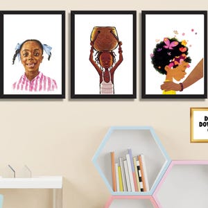 Puede incluir: Tres impresiones art&iacute;sticas enmarcadas con ilustraciones de ni&ntilde;os negros. Una muestra a una ni&ntilde;a con lazos azules, otra a un ni&ntilde;o que lleva una olla y la &uacute;ltima a un ni&ntilde;o con mariposas en el pelo. Las impresiones se exhiben encima de una estanter&iacute;a.
