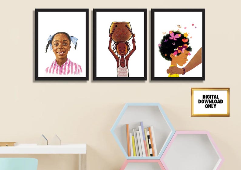 Puede incluir: Tres impresiones art&iacute;sticas enmarcadas con ilustraciones de ni&ntilde;os negros. Una muestra a una ni&ntilde;a con lazos azules, otra a un ni&ntilde;o que lleva una olla y la &uacute;ltima a un ni&ntilde;o con mariposas en el pelo. Las impresiones se exhiben encima de una estanter&iacute;a.