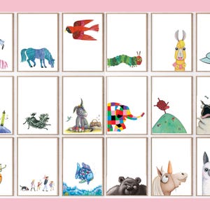Puede incluir: Una colecci&oacute;n de impresiones art&iacute;sticas enmarcadas con ilustraciones caprichosas de animales y personajes. La obra de arte incluye un retrato de una ni&ntilde;a, un caballo azul, un p&aacute;jaro rojo, una oruga, una llama, una paloma y m&aacute;s. Las impresiones se muestran sobre un fondo rosa.
