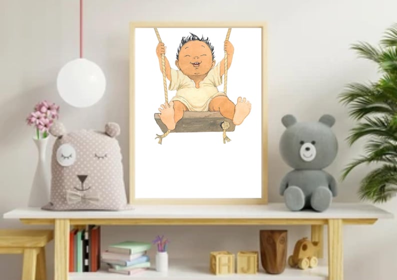Puede incluir: Una impresi&oacute;n enmarcada representa a un beb&eacute; sonriente en un columpio. El beb&eacute; viste un atuendo amarillo claro y est&aacute; sentado en un columpio de madera suspendido por una cuerda. La obra de arte se exhibe en una estanter&iacute;a blanca con objetos decorativos.
