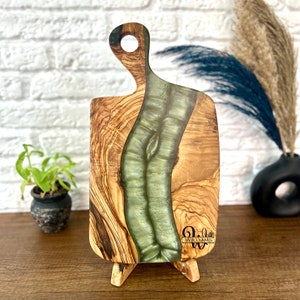 Personalized Cutting Board , Custom Charcuterie Board , Resin and Wood Cheese Board , Kitchen Decor , Housewarming Gift  Christmas Gift Mom