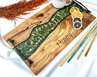 Plateau de service personnalisé planche de charcuterie personnalisée en bois d'olivier, résine époxy avec poignée (noir), cadeau de pendaison de crémaillère, cadeau de fête des mères