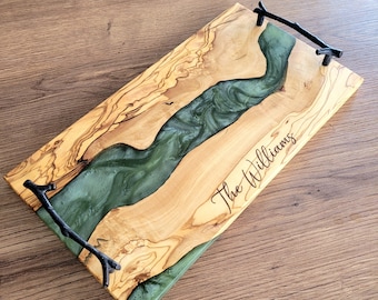 Planche de charcuterie personnalisée , Plateau de service personnalisé avec poignée , Planche à fromages en résine verte et bois d'olivier , Cadeau de pendaison de crémaillère , Cadeau pour maman