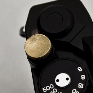 Déclencheur souple doré compatible avec les appareils photo suivants : LEICA M11, M10-D, M-E 240, M10-R, M11, M6, MP R2, R3, R4, R5, R6, R7, R8, R9 et FUJIFILM X10