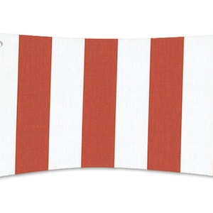 Könnte beinhalten: Eine rot-weiß gestreifte Stoffschaukel mit zwei Ösen an jedem Ende.