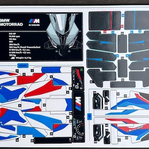 Könnte beinhalten: Ein individuelles Aufkleberbogen für ein BMW M 1000 RR Motorrad. Das Bogen enthält verschiedene Aufkleber in Rot, Weiß, Blau und Schwarz, zusammen mit einer Grafik des Motorrads und Spezifikationen. Der Text "BMW MOTORRAD" und "M 1000 RR" ist ebenfalls enthalten.