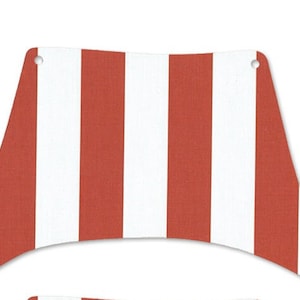 Könnte beinhalten: Rotes und weiß gestreiftes Stoffvordach mit Ösen an jeder Ecke.
