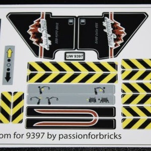 Könnte beinhalten: Ein Satz schwarzer und gelber LEGO-Aufkleberbögen mit dem Text "Custom for 9397 by passionforbricks" und dem LEGO-Logo. Die Aufkleber zeigen ein schwarz-gelbes Streifenmuster, ein rot-weißes Bergdesign und ein schwarz-weißes Kran-Design.