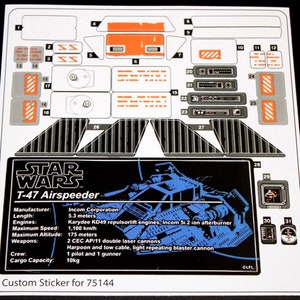 Peut inclure: Une feuille d'autocollants noir et blanc avec une image et des spécifications du T-47 Airspeeder de Star Wars. La feuille d'autocollants comprend 31 autocollants individuels avec des numéros pour une identification facile. Le T-47 Airspeeder est un véhicule fictif de l'univers Star Wars. La feuille d'autocollants est destinée à être utilisée avec l'ensemble LEGO 75144.