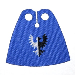 Könnte beinhalten: Ein blauer Lego-Minifiguren-Umhang mit einem weißen und schwarzen Adler-Design.