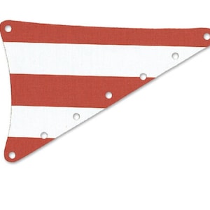 Könnte beinhalten: Rotes und weiß gestreiftes dreieckiges Tuch mit Löchern an den Rändern.